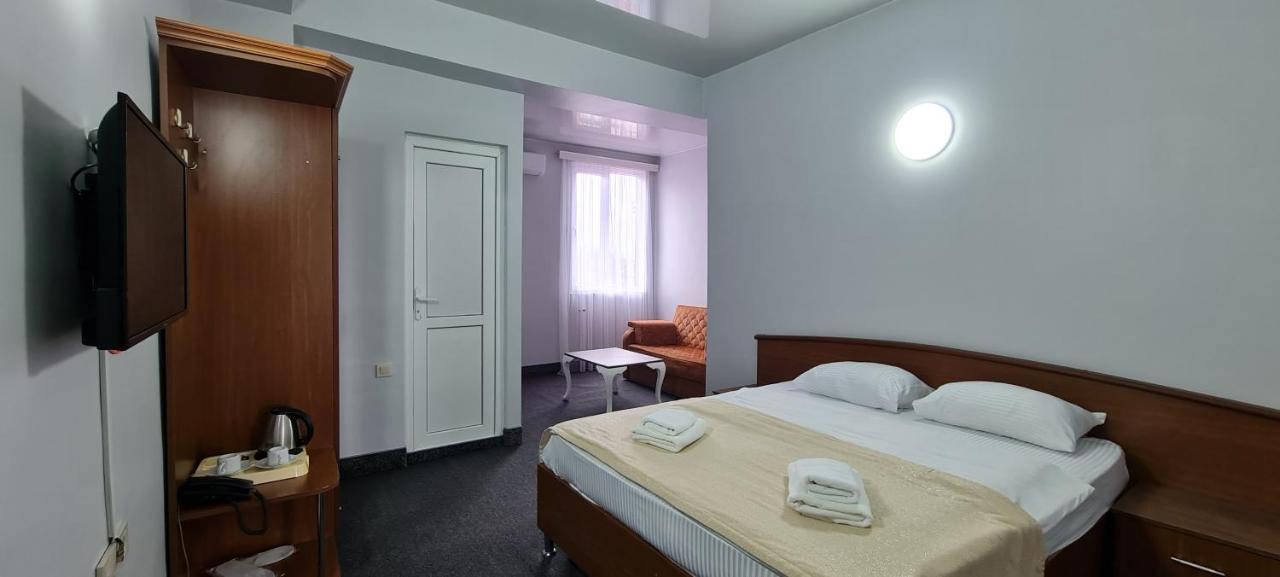 Hotel Genatsvale Batumi Exterior photo